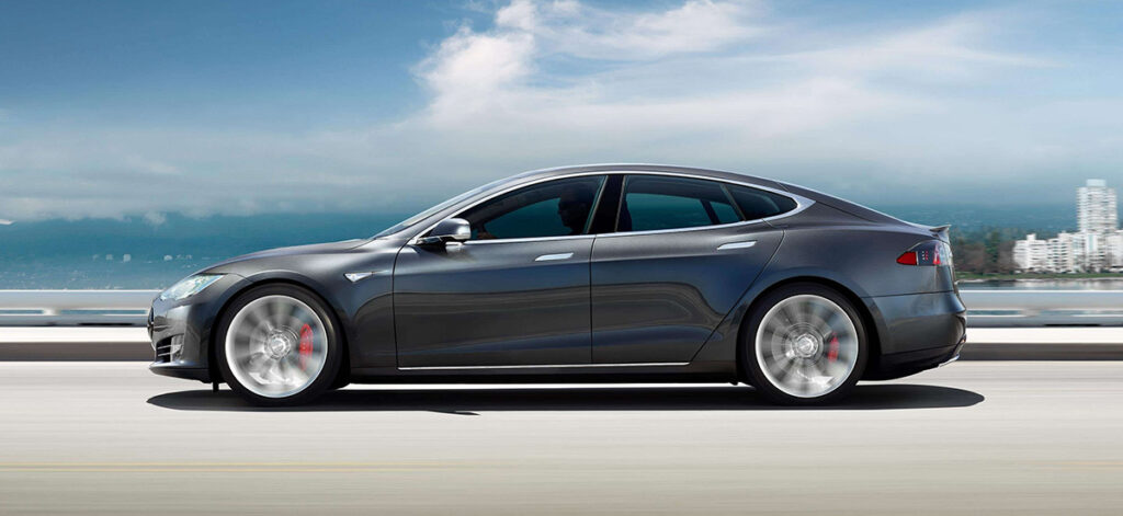 Tesla Model S P90D.