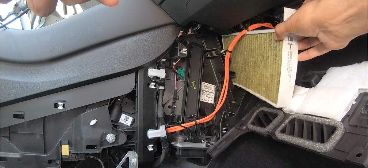 https://www.xautoworld.com/wp-content/uploads/2019/09/Model3-AirFilter-Replacement.jpg